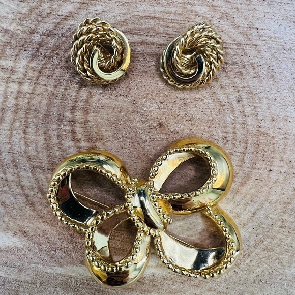 MONET BROOCH & EARRING SET | Gold Tone Bow Rope Style Earrings Clip Style - Picture 5 of 10